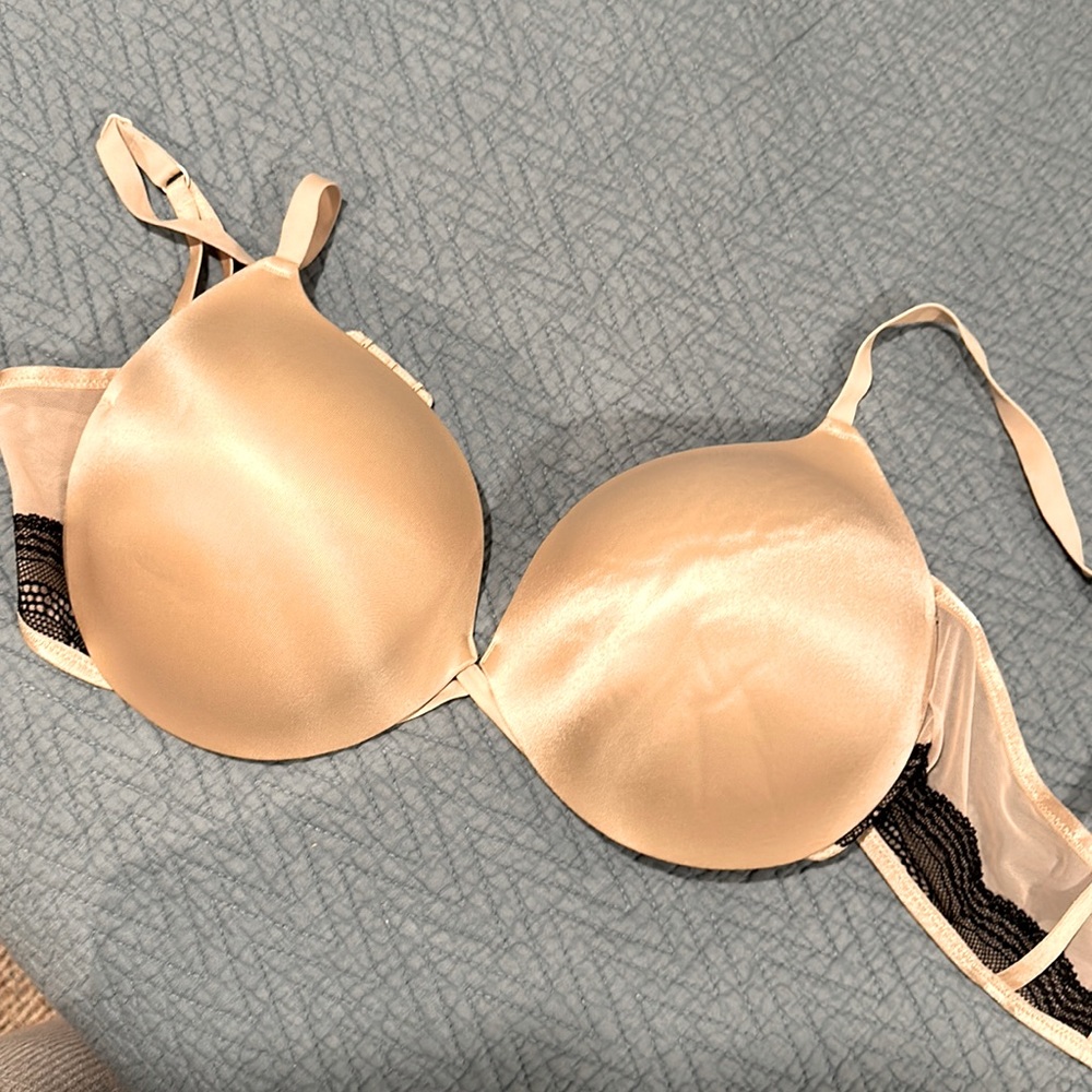 Maidenform nude bra with black lace NWOT